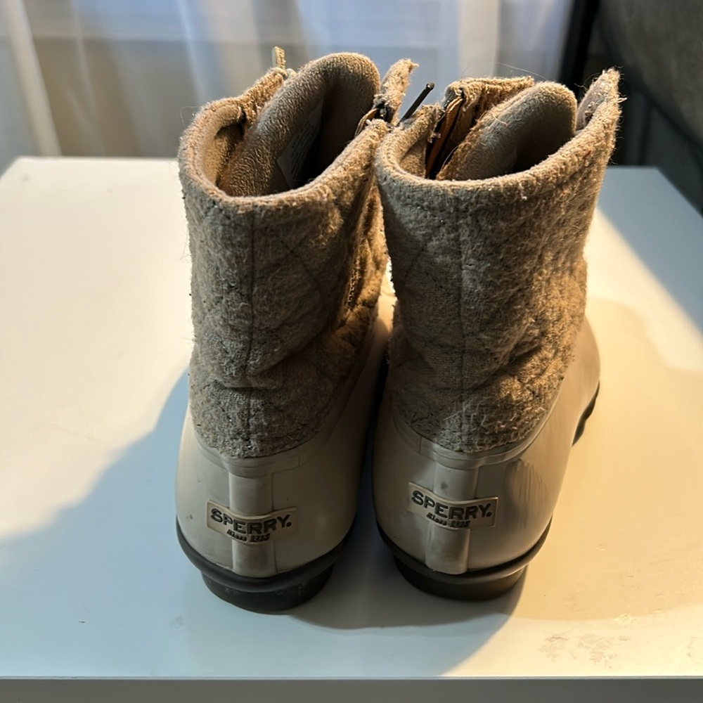 Tan sorry boots - size 9 W